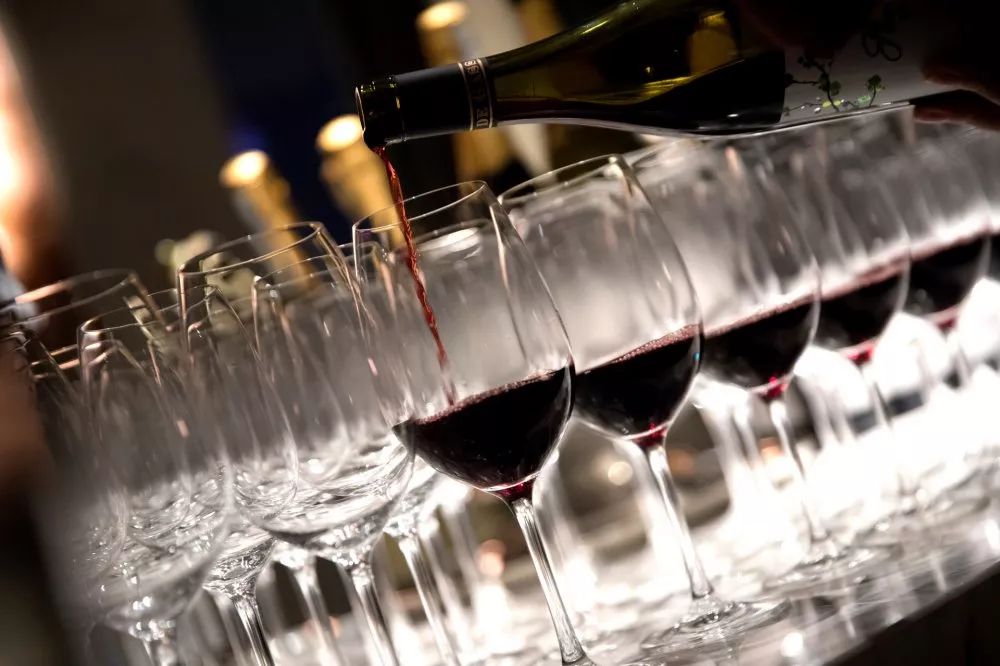 怎么买甜葡萄酒,葡萄酒买干红的好还是半甜的好