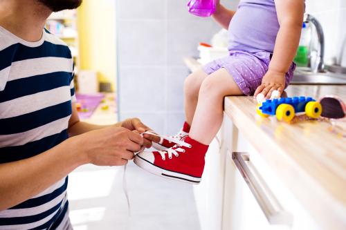 鞋子高帮和低帮影响孩子足踝发育吗？孩子八字脚怎样矫正？