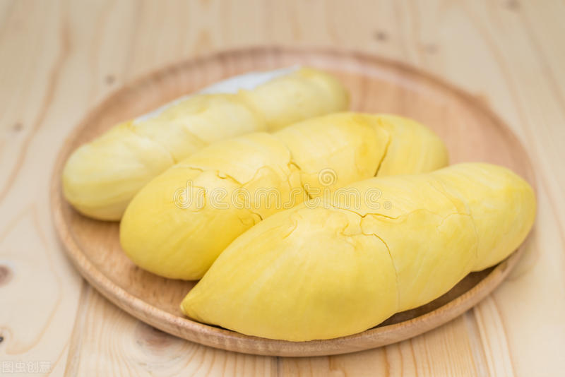 买榴莲要挑什么样的好吃,买榴莲挑裂口的还是不裂口的