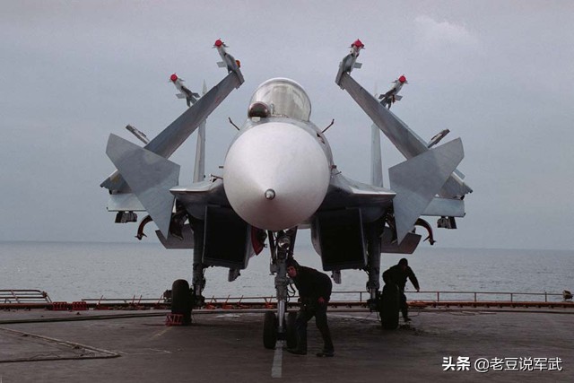 辽宁舰歼-15舰载战斗机,歼15战斗机是不是最大的舰载机