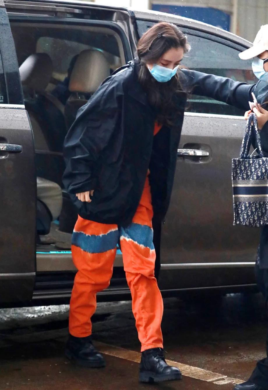 防疫造型大赛第二弹，杨幂热巴刘雯...戴口罩也挡不住的时髦感