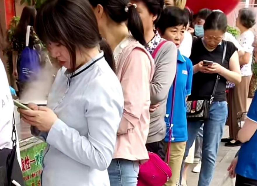 河南大姐大学毕业摆摊卖凉皮，5元一碗，已买两套房，感觉很自豪