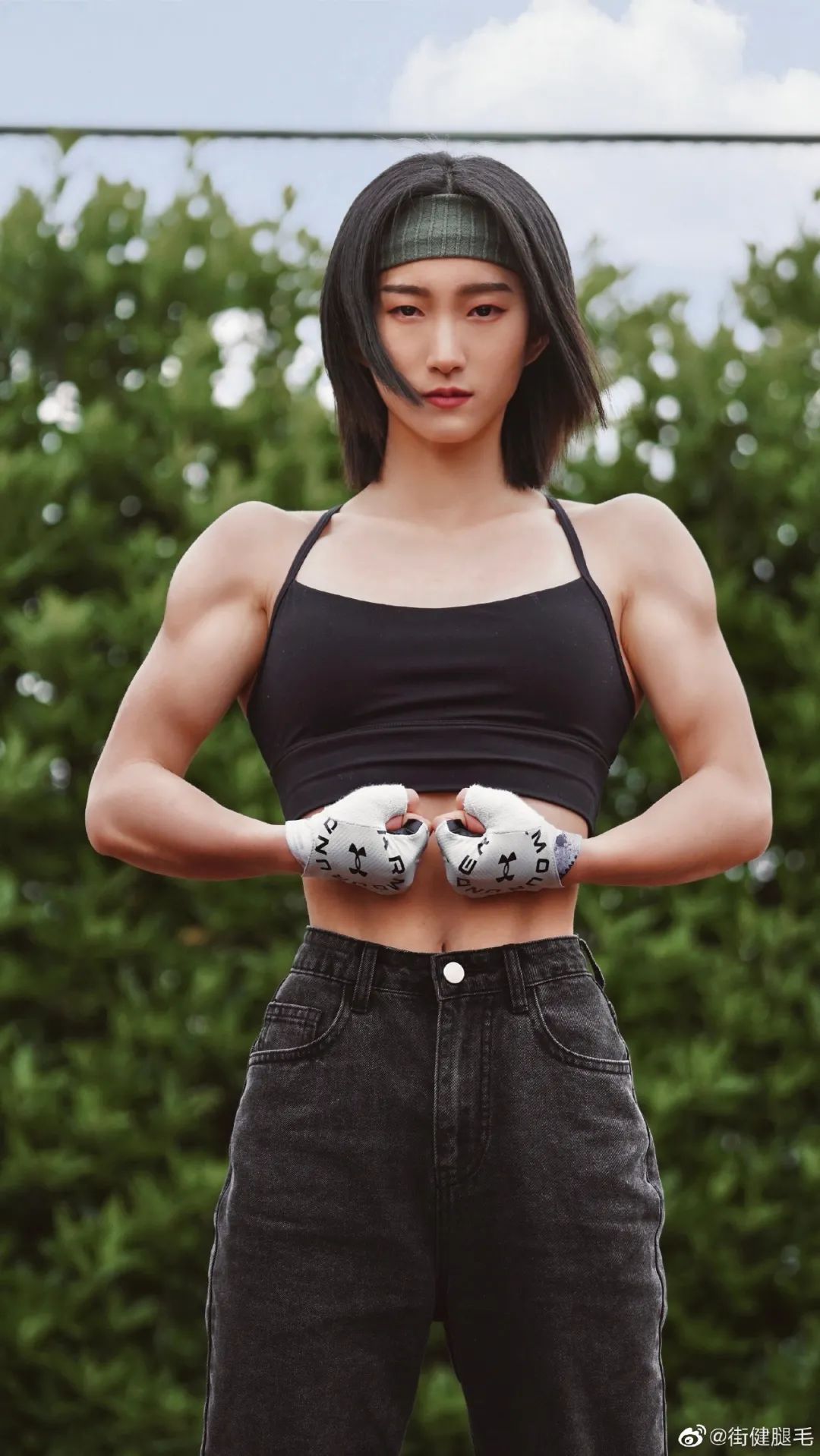 肌肉女学生秀腹肌,撩衣秀腹肌