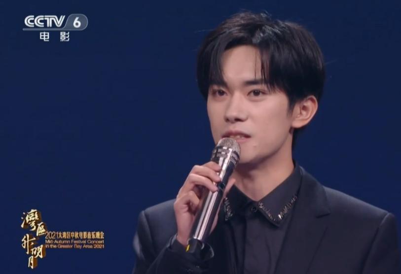 谢霆锋在台下看王菲和刘德华,谢霆锋看王菲表演