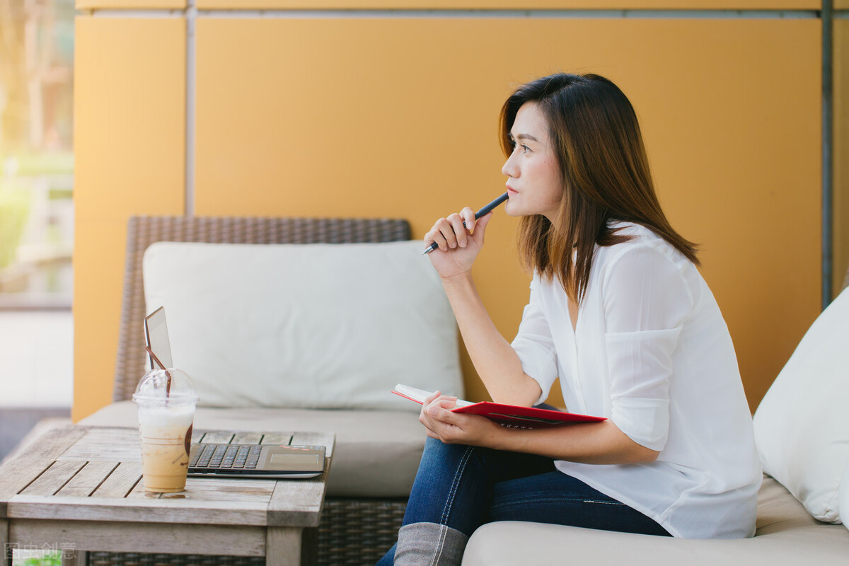 同事工作中受委屈了怎么安慰,形容工作中受委屈憋屈的句子