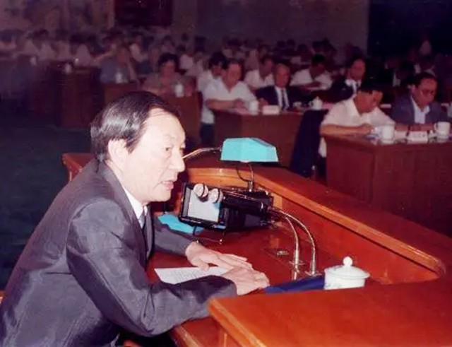 *镕基朱**总理的五戒：不题词、不受礼、不吃请、不剪彩、不批条子