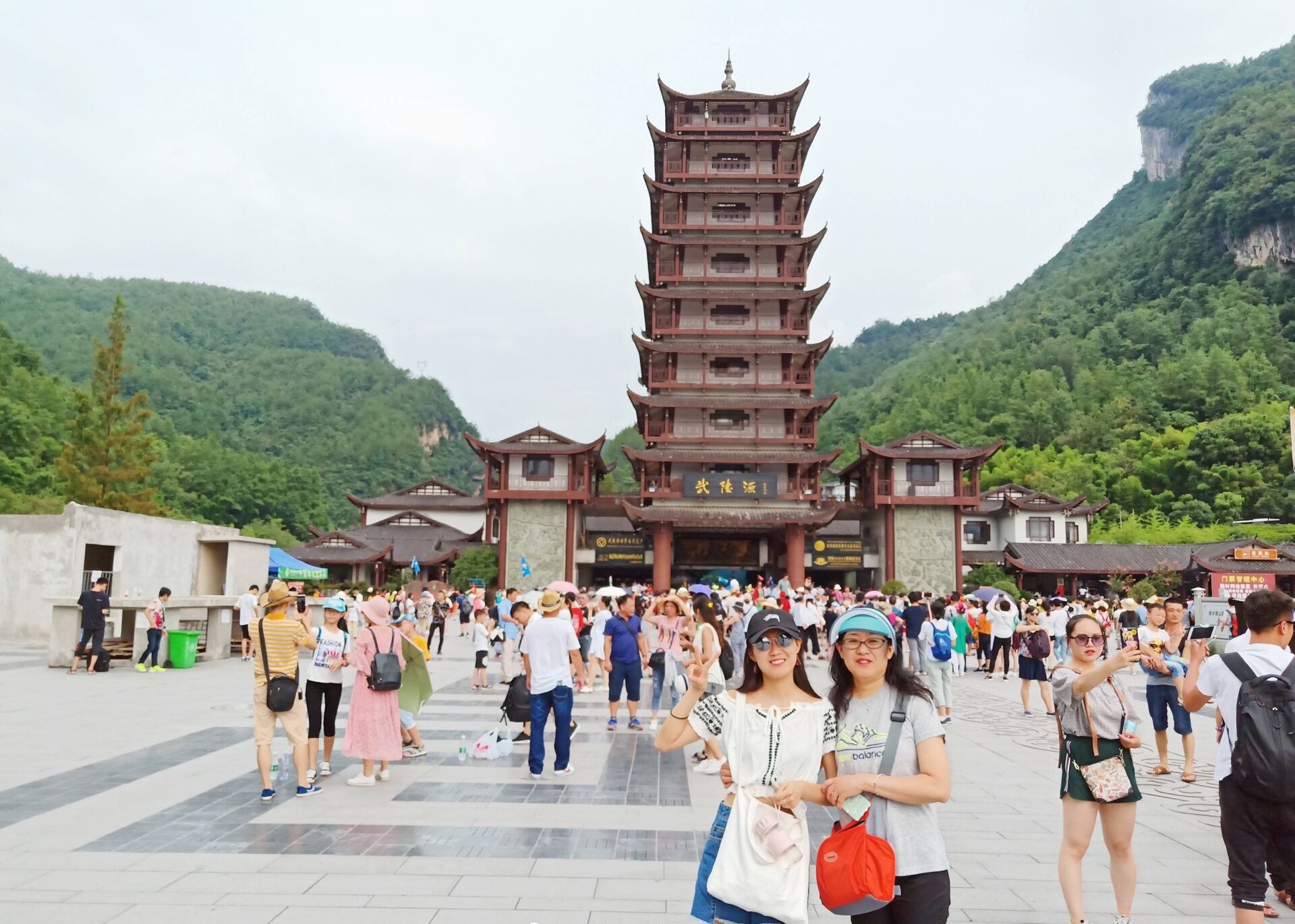 张家界住宿费如何省钱,张家界市吃住贵吗