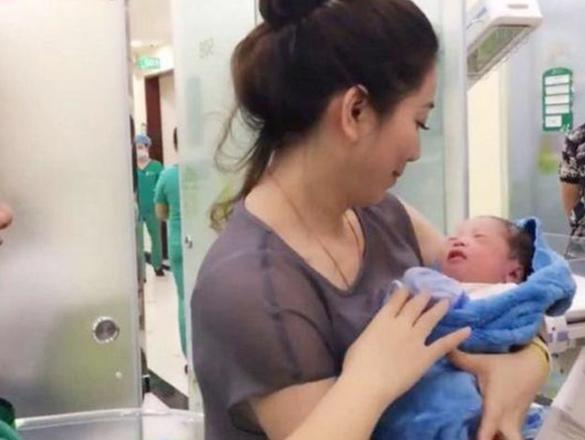 女儿生孩子外婆在产房,女儿生宝宝外婆去医院