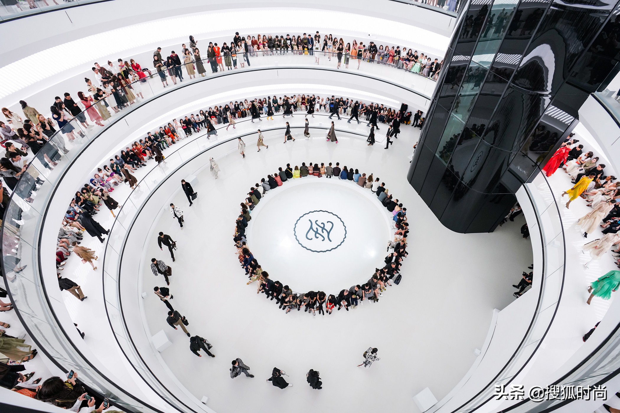 蔡徐坤时尚事件,蔡徐坤蕾哈娜