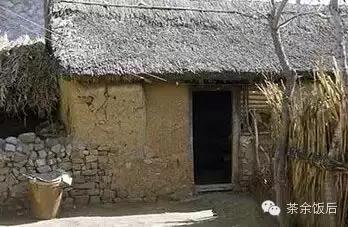 想起小时候赤身光着肚子丶露着屁股上学，想笑，又不禁脸红……