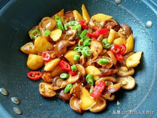 如何做出更美味的土豆香菇鸡,土豆香菇炖鸡不需要炒