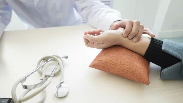 心跳过快是什么原因心律失常,心跳过快是什么原因气血不足