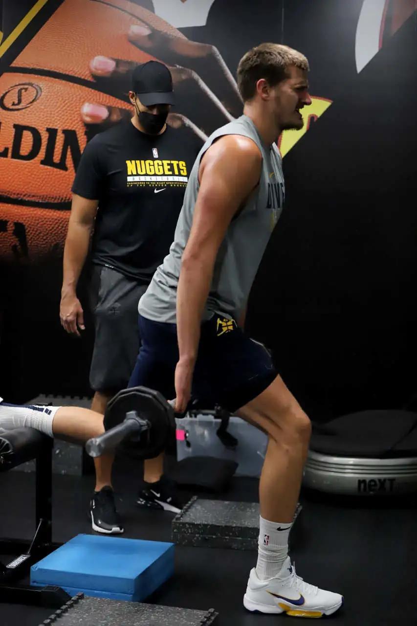 zoomgtjump约基奇,为什么约基奇喜欢穿zoomrize2