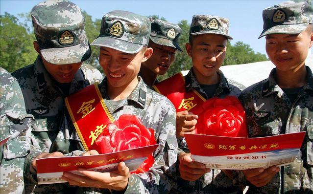 大学生当2年兵考军校有几次机会,大学生当二年义务兵到底值得吗