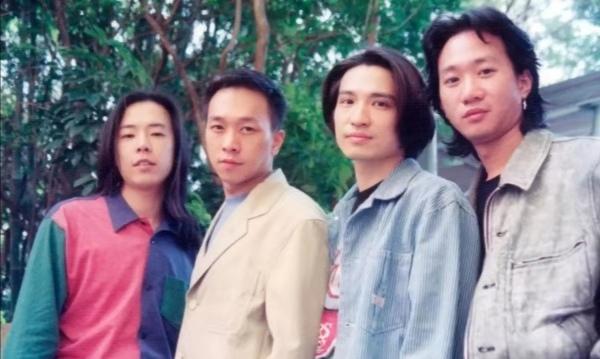 黄家驹戴面具唱的歌,黄家驹戴的十字架