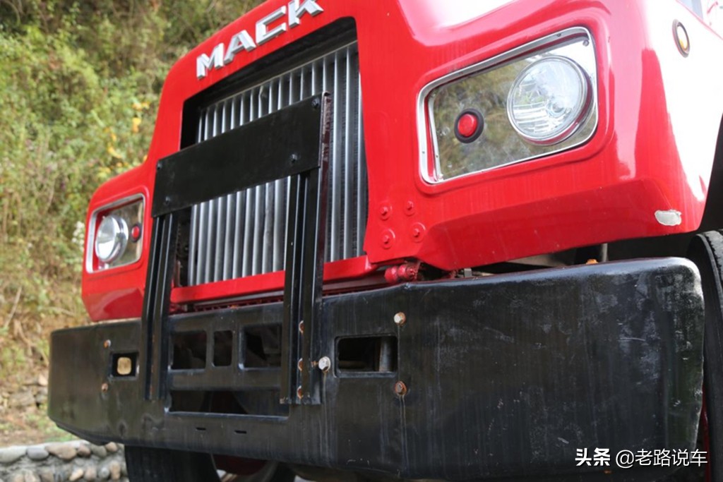 斗牛犬品牌卡车,斗牛犬在汽车上的视频