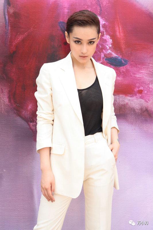 “宅男女神”与“心形石”