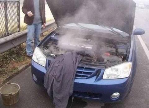 仪表盘的这八个灯亮了必须停车,停车后仪表盘自动亮起