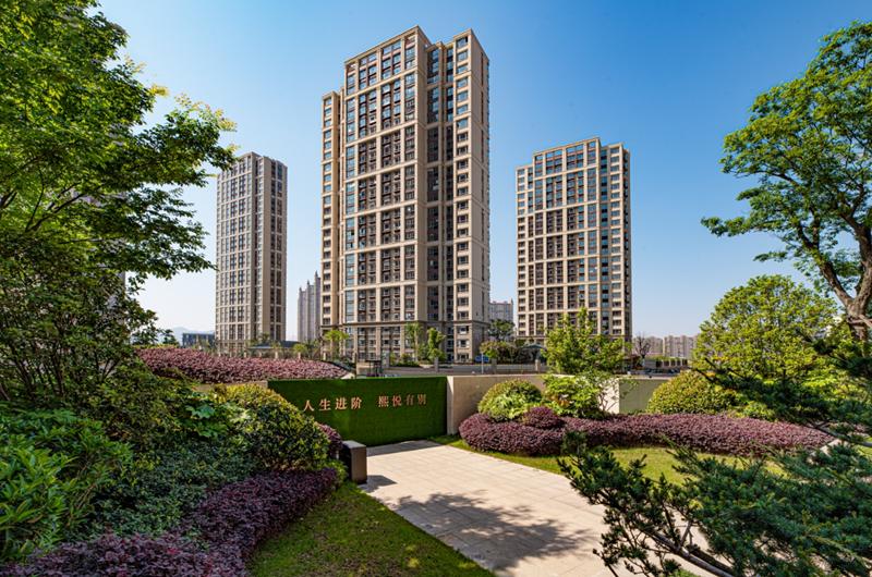 力小在左、莱爵在右熙悦为孩子预定高起点人生