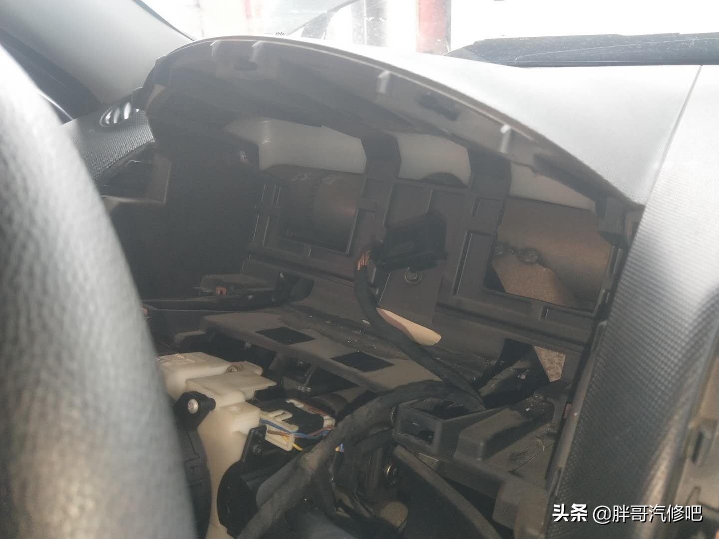 发动机高温缺水加了水又没事了,发动机高温报警防冻液都出来了