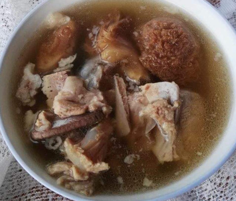 菌菇炖排骨的做法大全家常,炖排骨汤放几个羊肚菌好