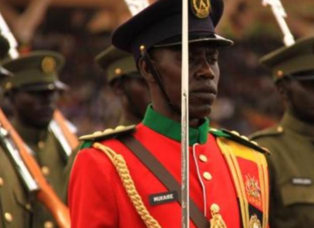 “非洲魔王”阿明：拿人肉喂鳄鱼，*戏调**英国女王把*裤内**送给自己