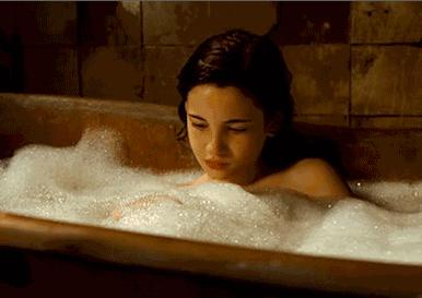 秋天身上干燥起皮屑,秋天皮肤干燥还需要做清洁吗