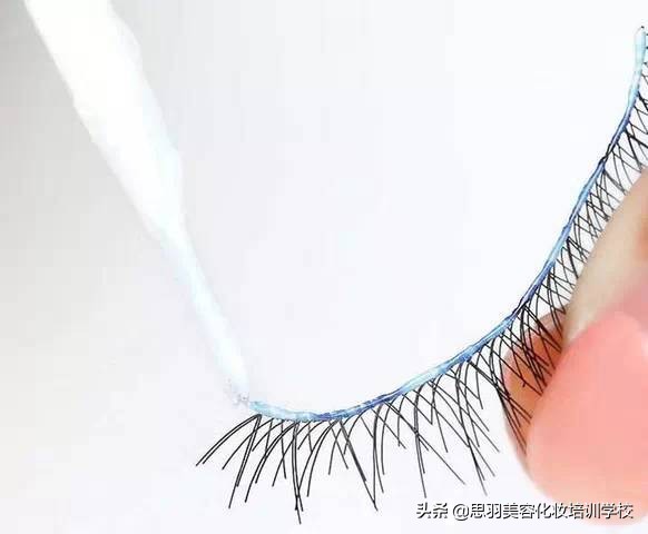 睫毛几根长到眼睛里扎眼怎么办,为什么你种的睫毛假性服帖