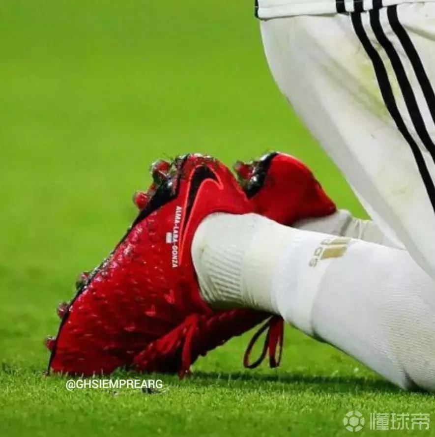 对一款球鞋最痴迷的足球运动员,哪些足球运动员喜欢穿旧款球鞋