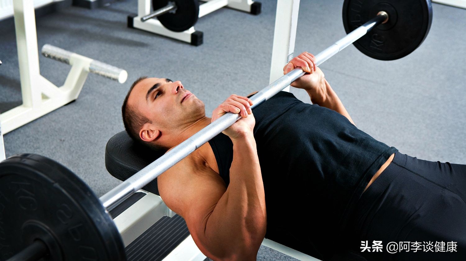 卧推力量上不去？药球仰卧胸推爆发力训练：帮你快速进阶提升力量