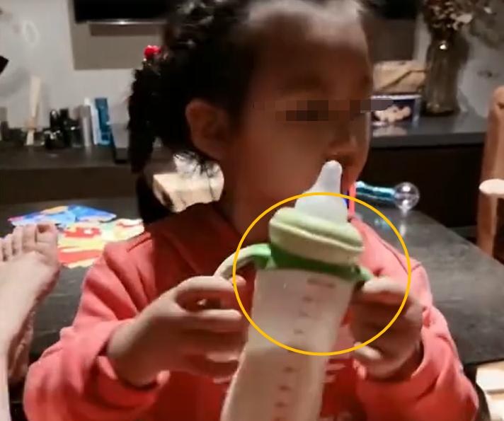 宝妈把奶瓶蒸成“大饼”，只有奶嘴屹立不倒，宝宝的“饭碗”砸了