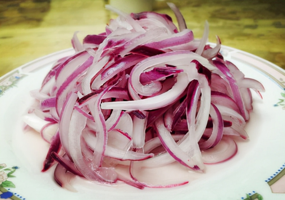 狗狗呕吐的症状及治疗方法,狗狗出现呕吐的原因以及处理方法