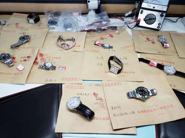 女子用国产劳力士，上演狸猫换太子，当铺老板气的跳脚！