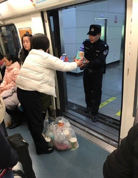 成都的地铁真的很有氛围感,成都的地铁有多浪漫