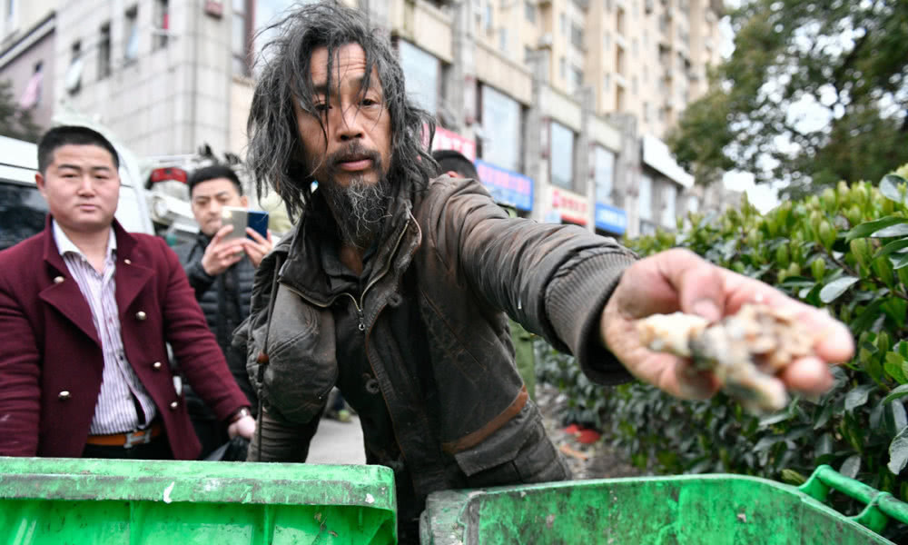 网红流浪大师被层层包围,流浪大师被围观事件