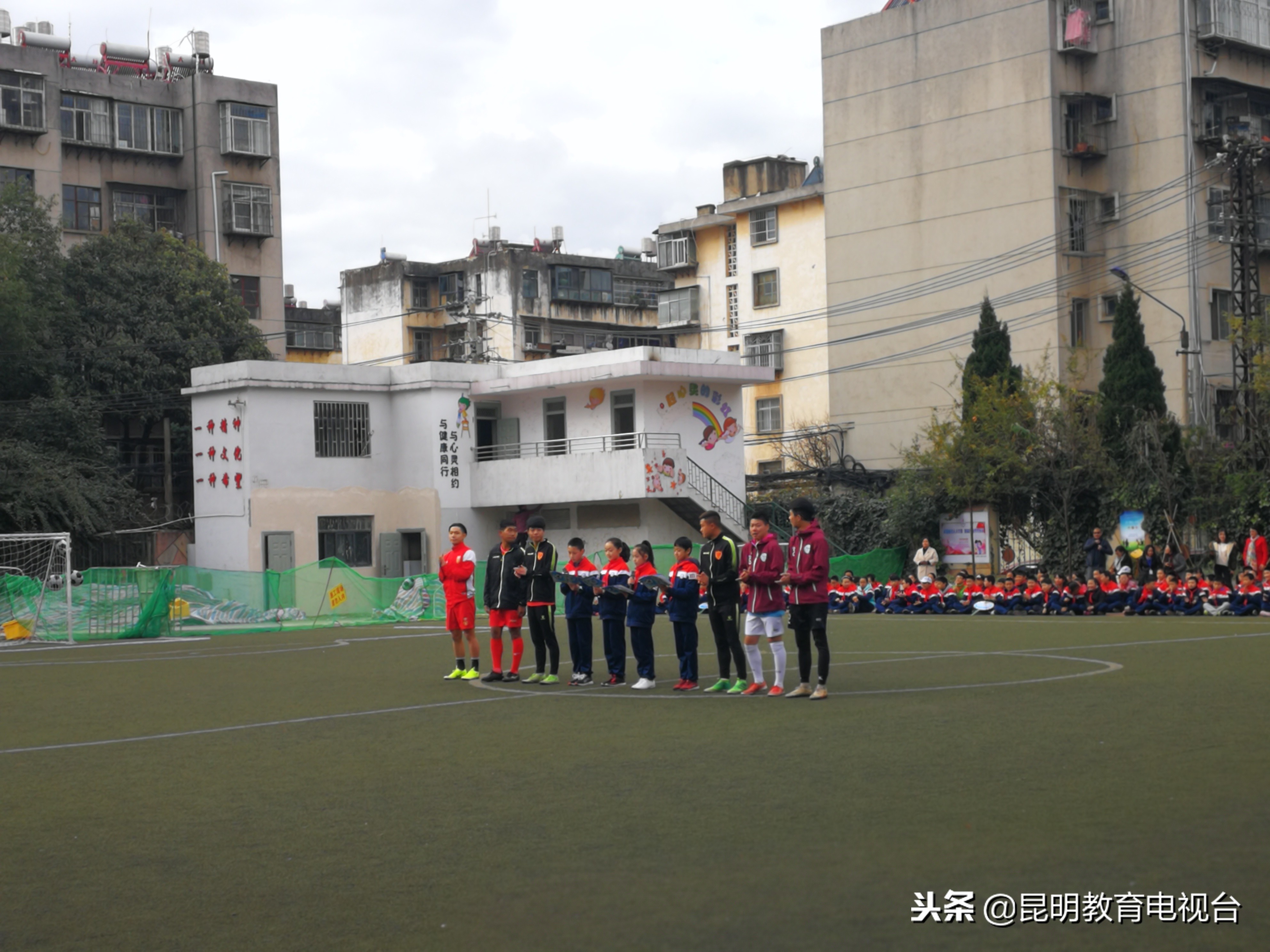 新迎一小：足球校友回母校展球技迎新年