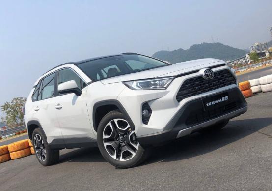 丰田荣放rav4跟本田crv哪个省油,新车荣放rav42.0真实油耗