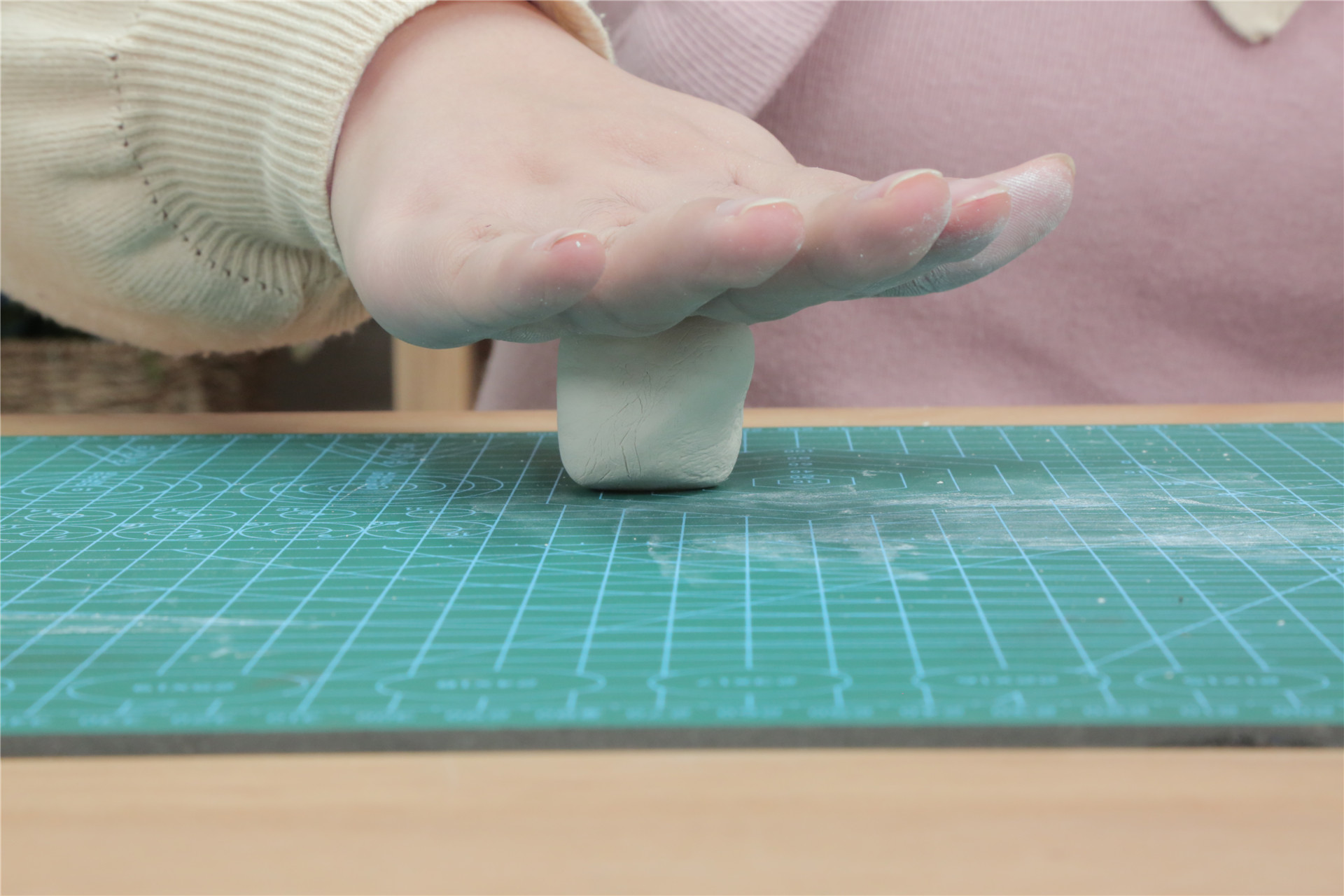 捏几块可爱的粘土,用粘土制作可爱小男孩