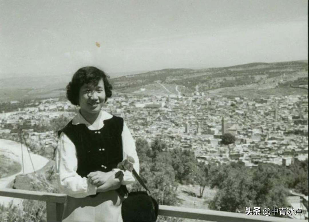 白发女带妈妈上学,白发女儿给父母跳舞