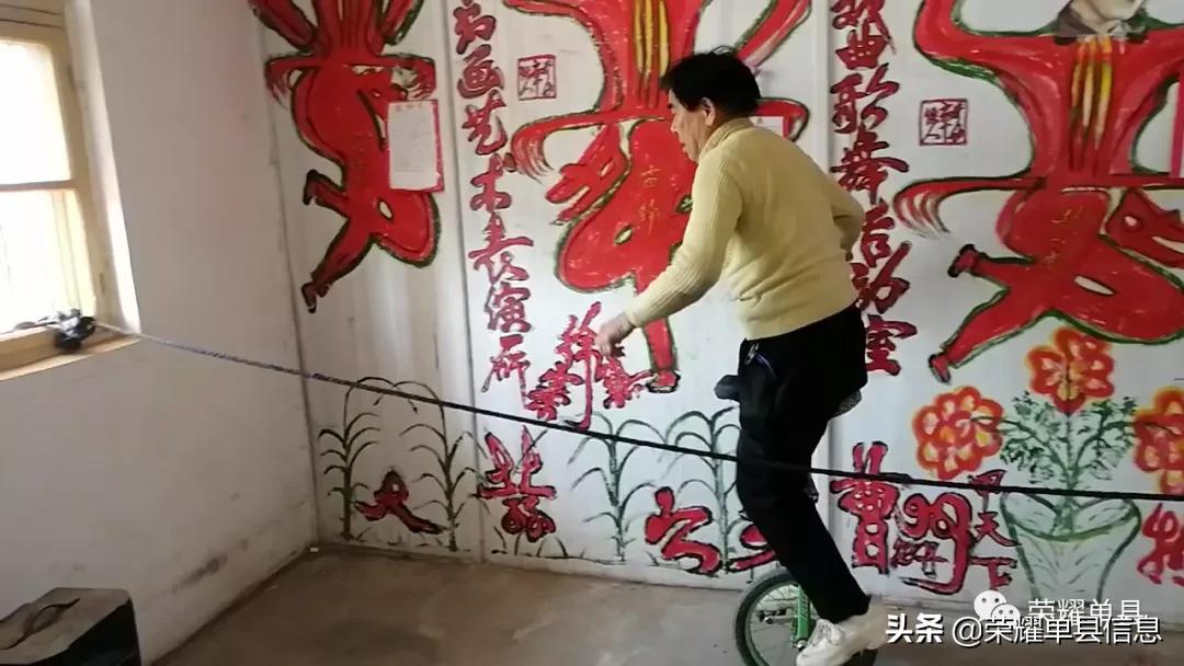 大衣哥朱之文的家乡：88岁的赵鸿燊能倒立、骑独轮车