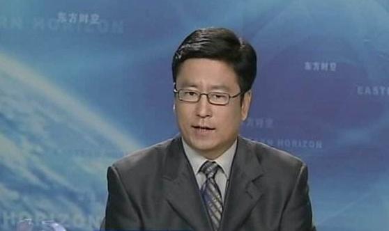 白岩松遭大学生抢麦怒怼,为武汉发声的白岩松