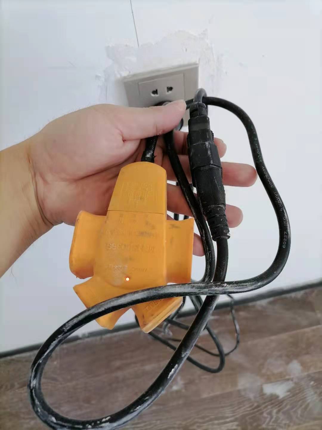 插座位置不对瓷砖贴好怎么移动,精装房的插座怎么改动