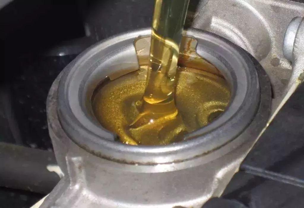 驾驶故障灯亮了怎么回事,驾驶过程中机油灯突然亮了又灭了