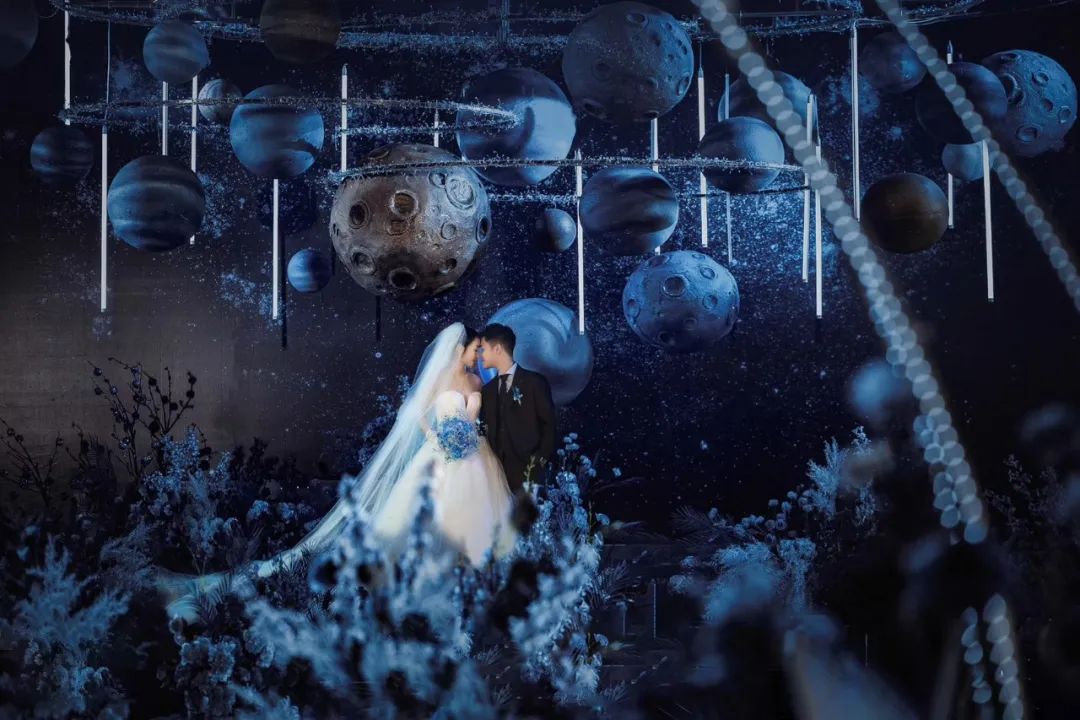 这场静谧梦幻的蓝色星空婚礼,一场神秘浪漫的星空婚礼