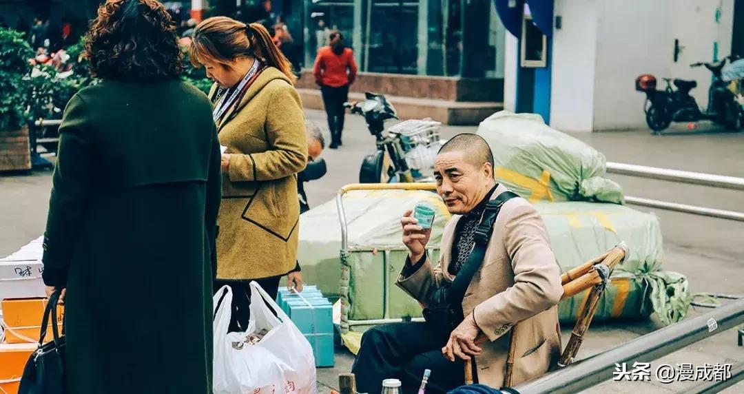 据说不来这里就白来成都，你一定没有见过这么魔幻又传奇的荷花池