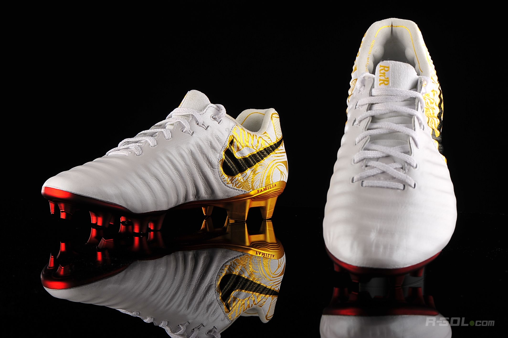 梅西和c罗为什么没有签名鞋,c罗刺客黑球鞋