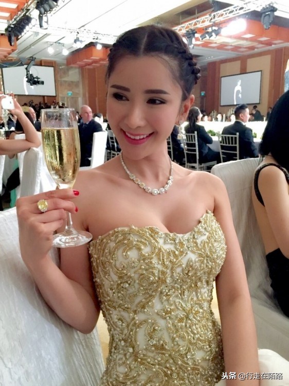 炫富女王:华裔空姐20岁闪婚豪门,离婚后每月零花钱220万