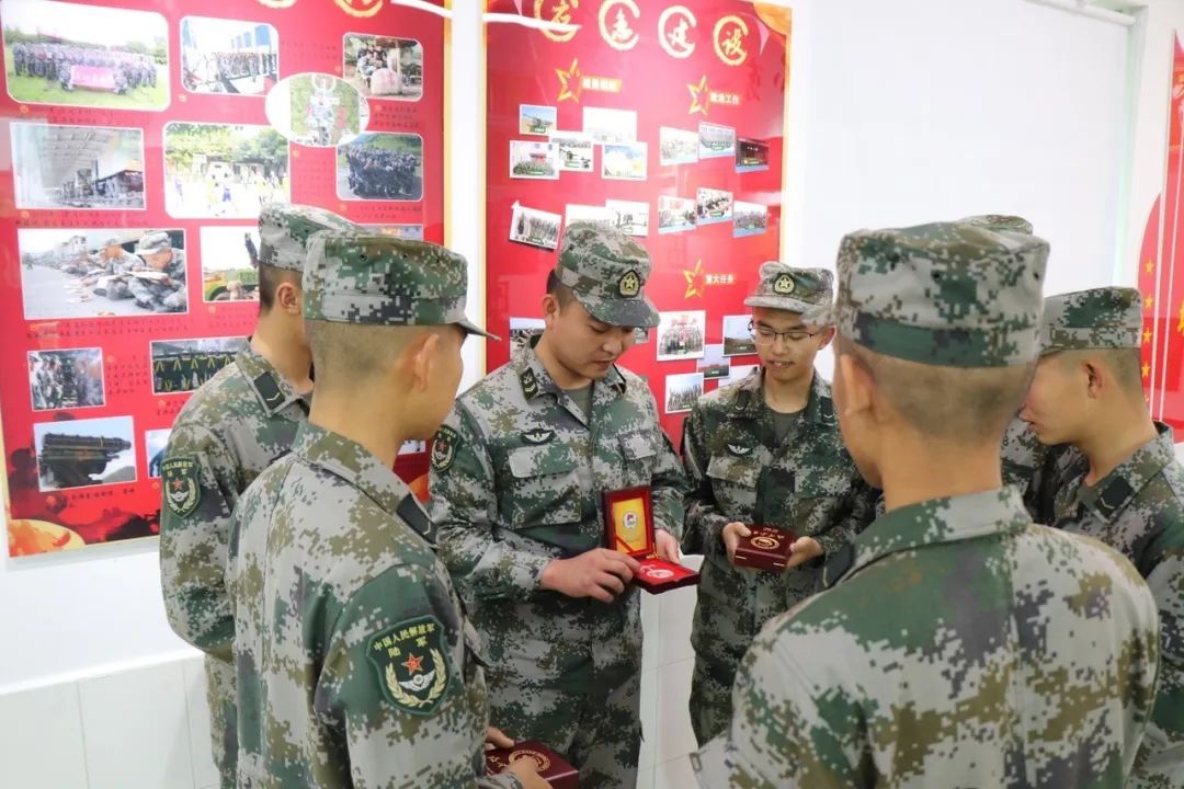 老兵收到军节礼物,老兵收到特别感谢的礼物