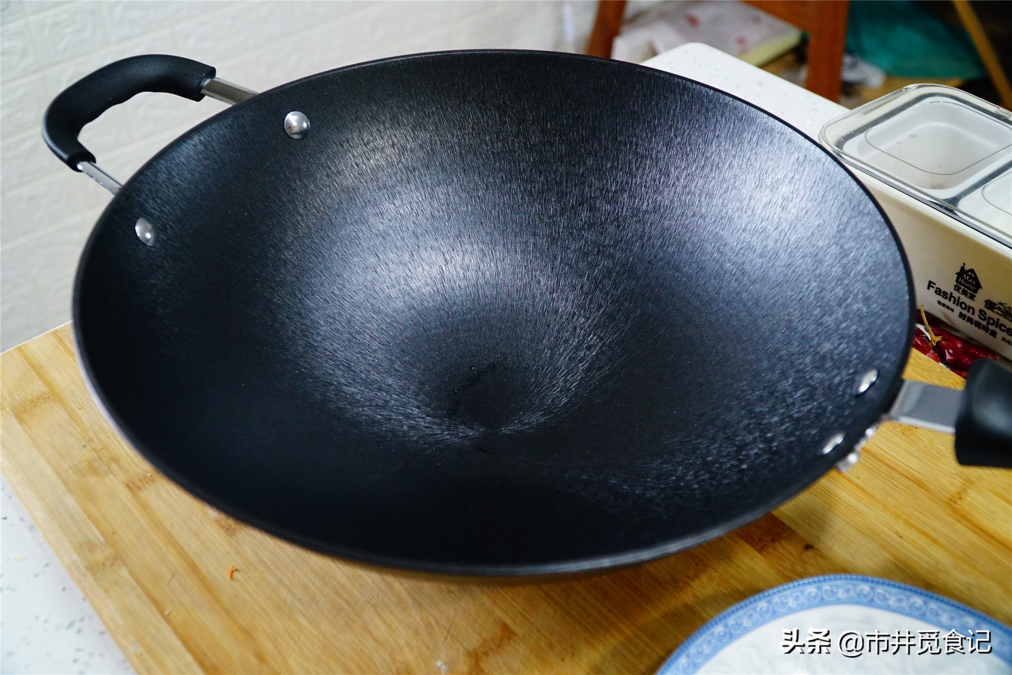 新买的铁锅千万不要着急炒菜,新买的铁锅千万别直接开锅
