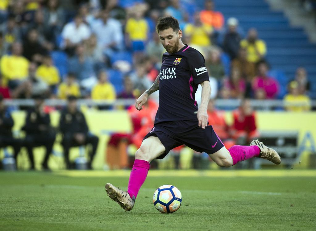 梅西伪9号和右边锋,梅西c罗谁更强终于说出了